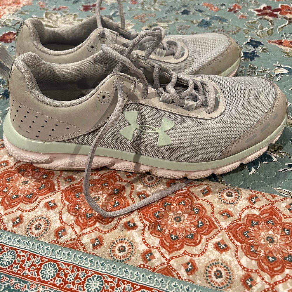 Under Armour Charged Assert 8 Gray Running Shoes Sneakers Womens Size 10